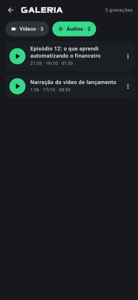 Galeria do Deixa na aba Áudios: lista de gravações com botão de tocar.